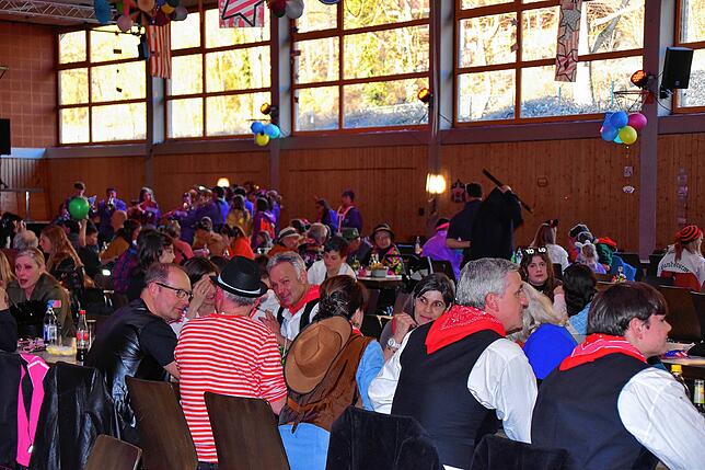 Bild 27: Narren feiern Rosenmontag mit Kindernachmittag und Fackelzug