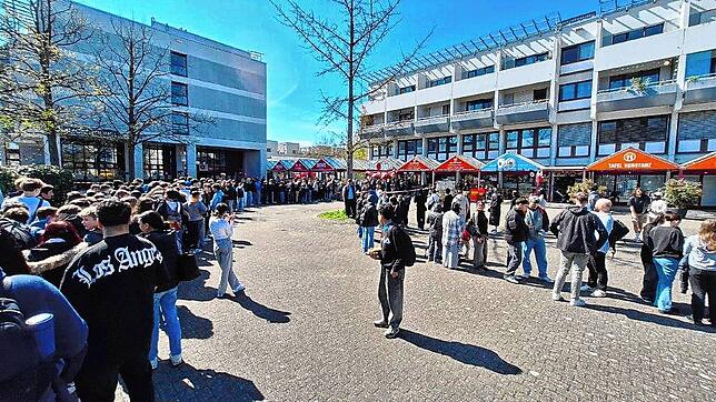 Bild 23: Hunderte Konstanzer warten auf den 1-Cent-Döner: Unglaubliche Szenen in Bildern festgehalten