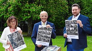 Kurgeschäftsführerin Andrea Hermann, Bürgermeister Fritz Link und Hauptamtsleiter Felix Kuentz präsentieren historische Gebäude und Höfe ...