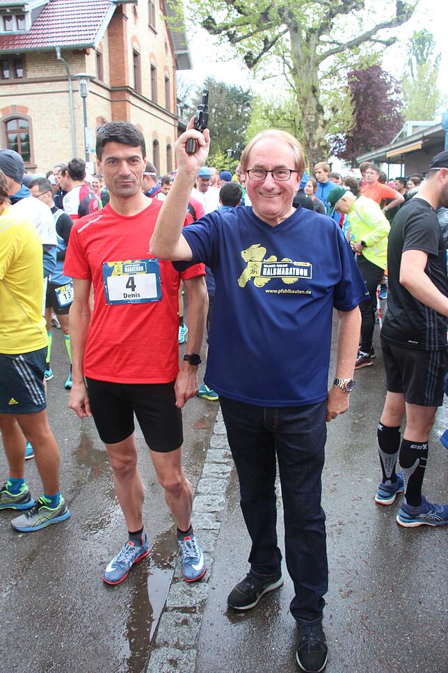 Bürgermeister Edgar Lamm gab den Startschuss zum Halbmarathon, hier mit dem späteren Sieger Denis Fantino vom Leichtathletikclub Überlingen.