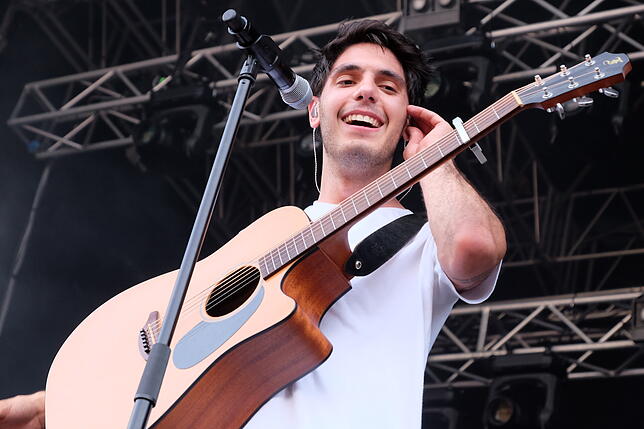 Nico Laska nutzte als Vorband von Wincent Weiss die große Bühne auf dem Rathausplatz.