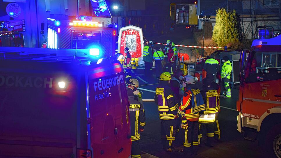Bild : Fünf Videos vom Einsatz der Feuerwehr beim Gefahrgut-Unfall und dem Tag danach in Zizenhausen