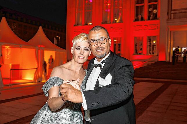 Cheryl Shepard und Nikolaus Okonkwo, Schauspieler, beim 26. Leipziger Opernball.