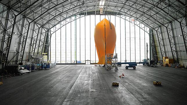 Der Hangar Anfang Juni 2022: Es ist schwer vorstellbar, aber er soll einmal alle drei Luftschiffe gleichzeitig beherbergen können.