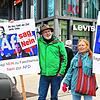 Mit einer klaren Botschaft gegen Faschismus und gegen die AfD suchen Peter Teubner und Elke Martin das Gespräch mit Passanten, um auf ...