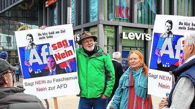 Mit einer klaren Botschaft gegen Faschismus und gegen die AfD suchen Peter Teubner und Elke Martin das Gespräch mit Passanten, um auf ...