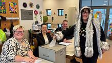 Wie Verena Eber (Mitte) haben viele Wutöschinger Bürger den Gang zur Wahlurne auf dem Weg zur Fasnacht absolviert (von links): Annette ...