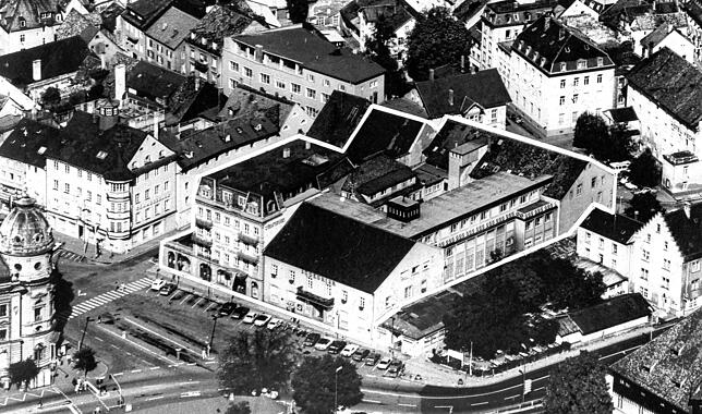 Der SÜDKURIER-Komplex zwischen Markstätte und Fischmarkt. Im früheren Heiliggeist-Spital lagen Chefredaktion und Politikressort. Links ...
