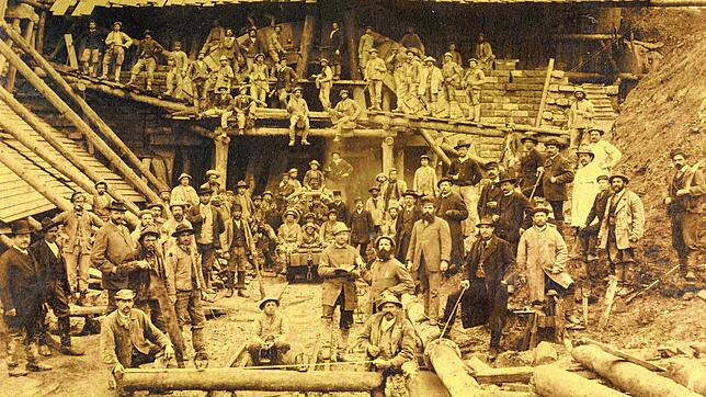 Bauarbeiter vor dem Hasler Tunnel 1889. Durch ihre Versorgung entstand ein starker Druck auf den örtlichen Lebensmittelmarkt sowie auf ...