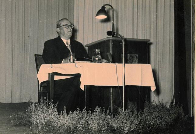 Hermann Burte bei einer Lesung 1957 zum Stadtjubiläum.