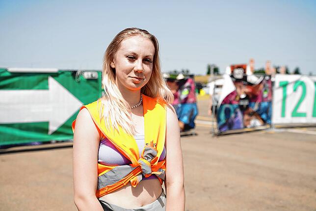 Daria Olszewska. Die Studentin aus Polen arbeitet während des Festivals bei der Southside-Müllabfuhr mit, um sich ihr Studium zu ...