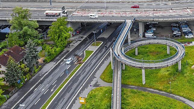 (Archivbild) Im Bereich der Wendespur unter der Schänzlebrücke stürzte ein 20-Jähriger von seinem Motorrad.