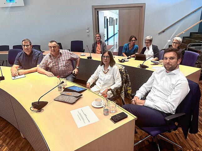 Nur wenige Stadträte und Rathausmitarbeiter verfolgten am Montagnachmittag im Sitzungssaal des Gemeinderats die Stimmauszählung, ...