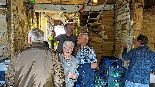 Die Besucher schauen fasziniert an, wie sich alles verändert hat. Die Dame in der Mitte ist sogar im Haus aufgewachsen.