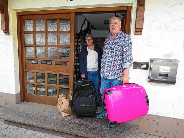 Leben aus dem Koffer: Karin und Berndt Schmolinsky dürfen nur mit Hilfe der Polizei ins Haus, um das Notwendigste zu holen.