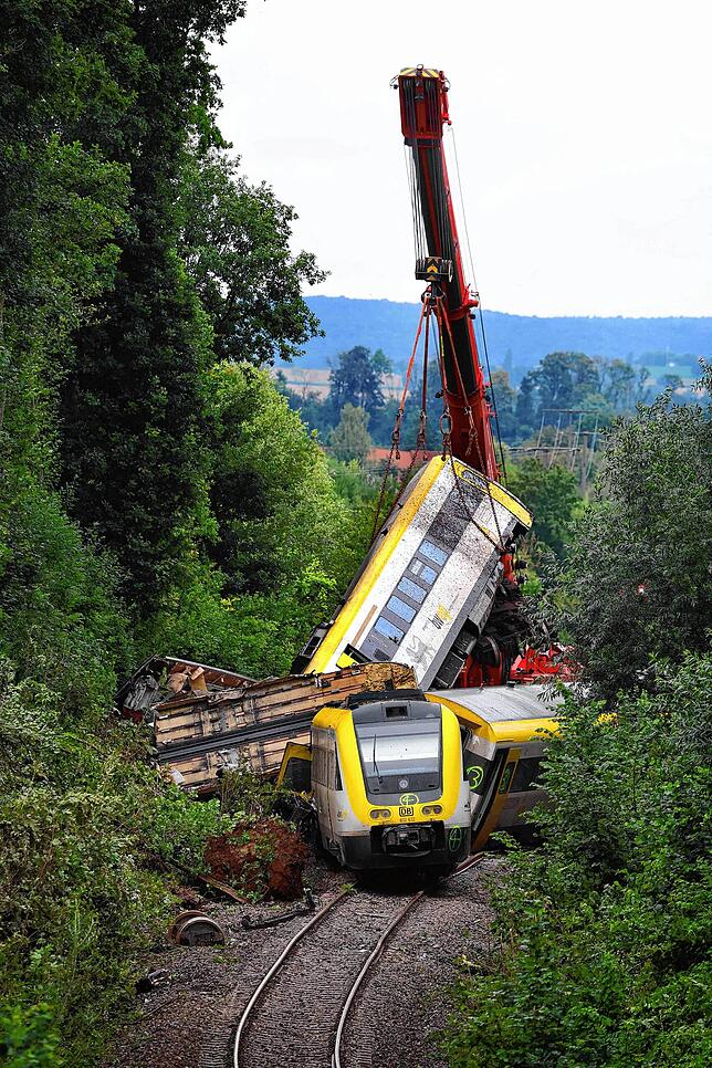 Am Nachmittag begann die Bergung der Waggons.