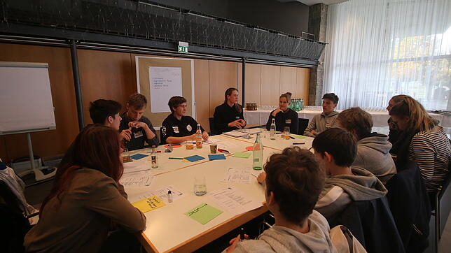 Vor rund einem Jahr wurde der erste Überlinger Jugendgemeinderat gewählt. Die Mitglieder treffen sich regelmäßig zu Sitzungen, bei denen ...