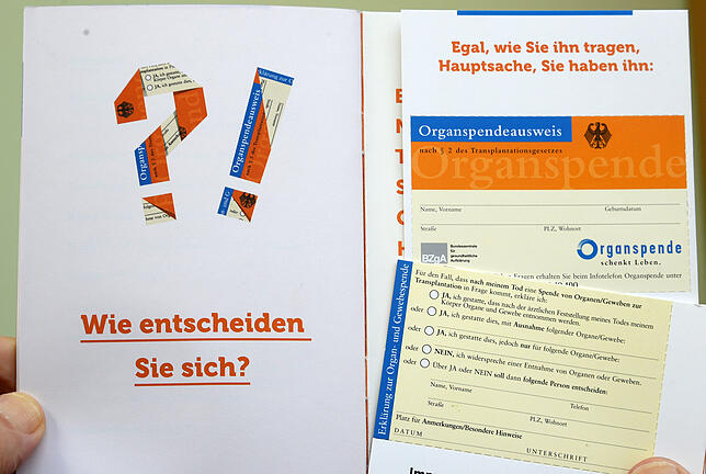 Eine Mappe mit Organspendeausweis und Informationen der Bundeszentrale für gesundheitliche Aufklärung.