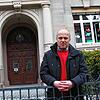 Vor dem Eingang der Teggingerschule: Schulleiter Norbert Schaible will keine Unterrichtszeit für die Schnelltests der Schüler abknapsen, ...