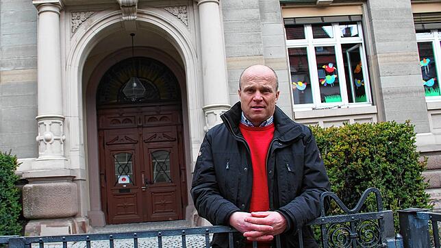 Vor dem Eingang der Teggingerschule: Schulleiter Norbert Schaible will keine Unterrichtszeit für die Schnelltests der Schüler abknapsen, ...