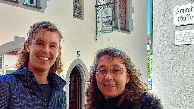 Die Redakteurinnen Kirsten Astor (links) und Aurelia Scherrer (rechts) testen den Mittagstisch im spanischen Restaurant Costa del Sol in ...