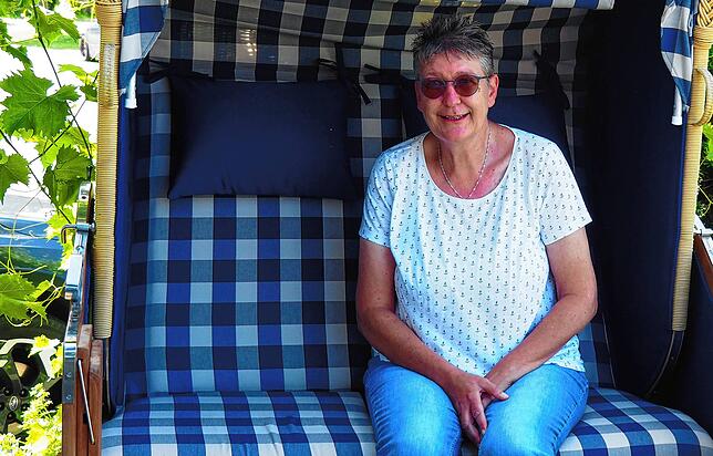Petra Oellering-Mumme in ihrem Strandkorb auf der Terrasse – ein Stück Sylter Heimat.