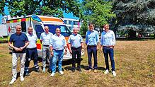 Auf dieser Wiese beim Klinikum Konstanz soll die neue Rettungswache entstehen. Darüber freuen sich (von links): Oberbürgermeister Uli ...