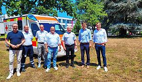 Auf dieser Wiese beim Klinikum Konstanz soll die neue Rettungswache entstehen. Darüber freuen sich (von links): Oberbürgermeister Uli ...