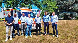Auf dieser Wiese beim Klinikum Konstanz soll die neue Rettungswache entstehen. Darüber freuen sich (von links): Oberbürgermeister Uli ...