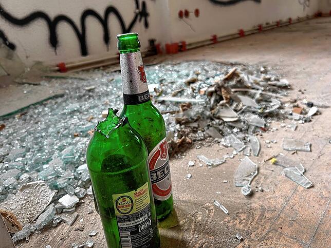 In den verlassenen Gebäuden wurde so manche Party gefeiert – inklusive Zerstörungen. Das ist jetzt vorbei. Das Haus Hohenbaden ist ...