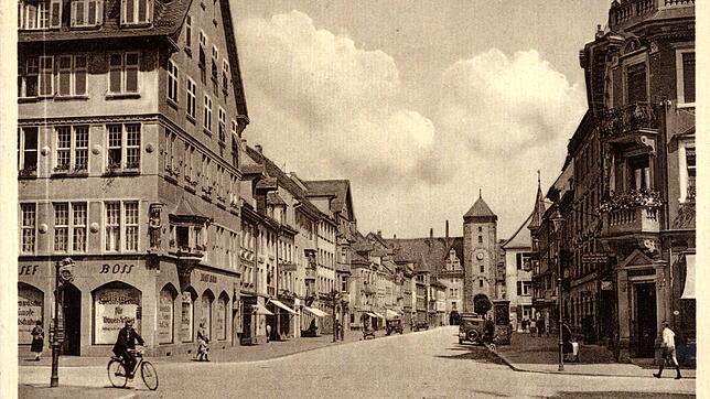 Das Villinger Haux-Gebäude mit Blick in die Obere Straße. Über dem Schaufenster prangt an der Rietstraße der Betreibername der Familie ...