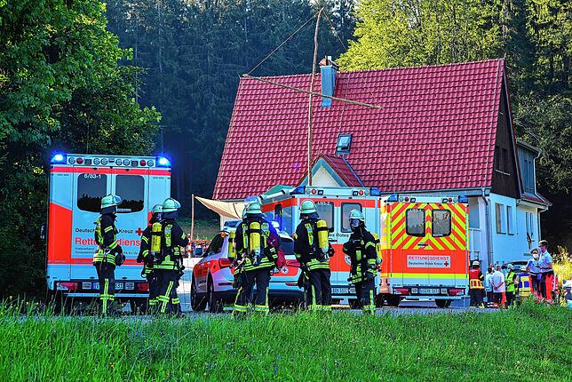 Gutes Ende eines schwierigen Abends: Nach dem Großeinsatz bei der Bernhardshütte bei Unterkirnach sind alle erleichtert.