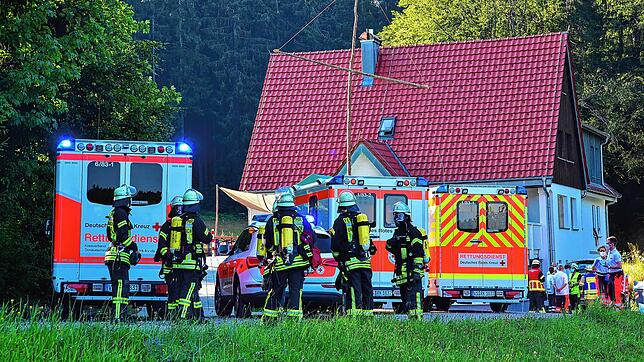 Gutes Ende eines schwierigen Abends: Nach dem Großeinsatz bei der Bernhardshütte bei Unterkirnach sind alle erleichtert.