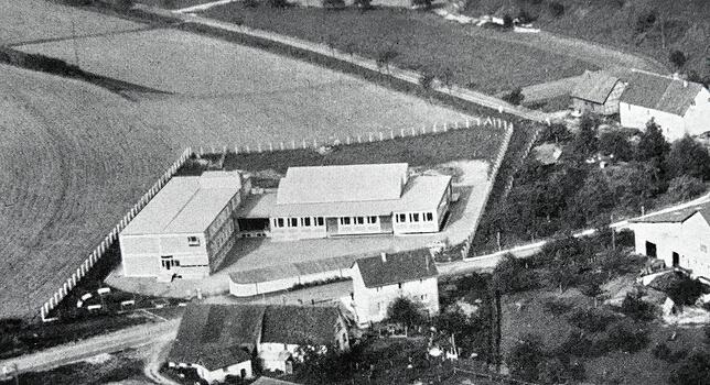 1960: Blick auf das neu gebaute Dual-Gebäude noch vor der Erweiterung der Werkshalle. Die heutige Umgehungsstraße strukturierte die ...