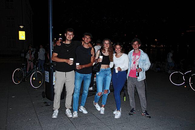 Weit nach Mitternacht lies sich diese Gruppe ablichten.
