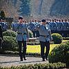Oberbürgermeister Erik Pauly, Oberst Philipp Leyde und Oberstleutnant Sandro Brandt gehen im Donaueschinger Schlosspark die Reihen des ...