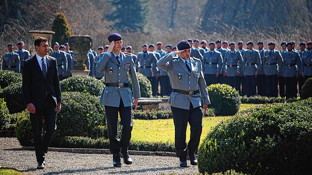 Oberbürgermeister Erik Pauly, Oberst Philipp Leyde und Oberstleutnant Sandro Brandt gehen im Donaueschinger Schlosspark die Reihen des ...