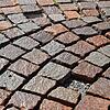 Ausgewaschene Fugen, beschädigte oder gar fehlende Steine machen das Markdorfer Pflaster zu einer Stolperzone.