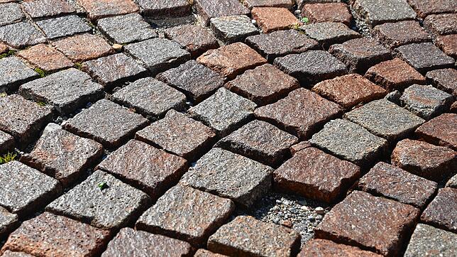 Ausgewaschene Fugen, beschädigte oder gar fehlende Steine machen das Markdorfer Pflaster zu einer Stolperzone.