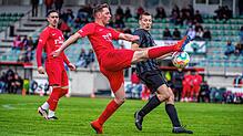 Klare Sache: Urs Isele (Mitte, gegen Andreas Rutschmann) stellte spätestens mit dem Tor zum 2:0 die Weichen für den FC Tiengen 08 auf ...