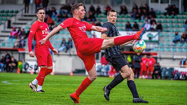 Klare Sache: Urs Isele (Mitte, gegen Andreas Rutschmann) stellte spätestens mit dem Tor zum 2:0 die Weichen für den FC Tiengen 08 auf ...