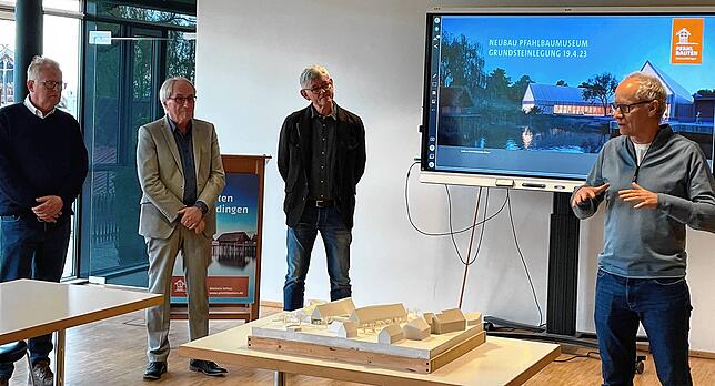 Am Modell erläutert der Stuttgarter Architekt Alexander Lange das Konzept des Neubaus. Links Matthias Baumhauer, Edgar Lamm und Peter ...