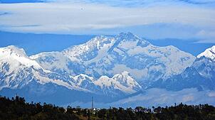 Schnee liegt auf dem Gipfel des Kangchendzönga. Der bekannte Bergsteiger Luis Stitzinger aus dem Allgäu wird im Himalaya vermisst.