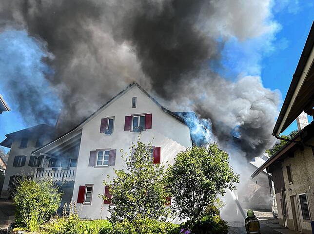 Ein Wohngebäude ist in Buus in Brand geraten. Das Feuer griff auf ein zweites Wohnhaus über. Die Stützpunktfeuerwehren Sissach und ...