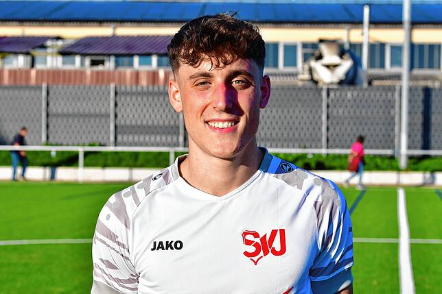 Luca Azzato (20) hat bei den Bambini des SV Jestetten mit Fußball begonnen und wechselte als D-Junior zum Nachwuchs des FC Schaffhausen. ...