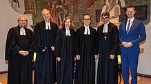 Michael Herbst, Dekan Markus Weimer, die beiden neuen Pfarrer Dorothea Limbach und Nico Limbach sowie Prälat Marc Witzenbacher und ...