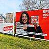 In der Waldshuter Liedermatte stehen mehrere großformatige Wahlplakate verschiedener Parteien nebeneinander. Einige davon sind beschädigt.