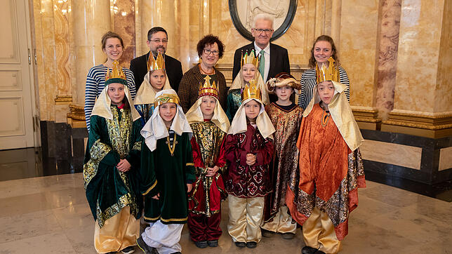 Ministerpräsident Winfried Kretschmann und seine Frau Gerlinde (mitte) mit den Sternsingern der Seelsorgeeinheit Höri. Bild: ...