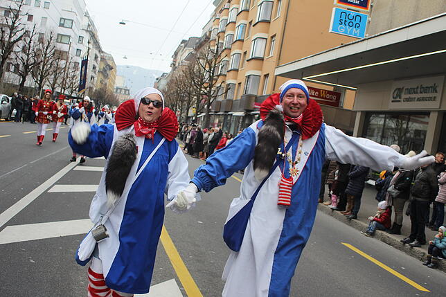 Bild 6: Hästräger und Guggenmusiker aus VS beim Narrentreffen in Fribourg am Sonntag (2)