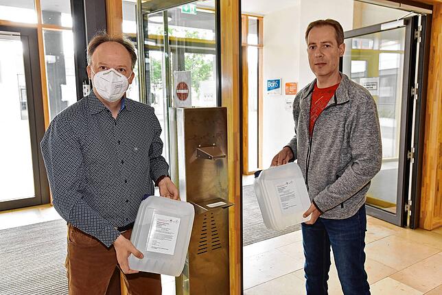 Vierte Station: Michael Otto (rechts) von der Zentralen Beschaffung der Stadtverwaltung übergibt das Desinfektionsmtitel an die ...